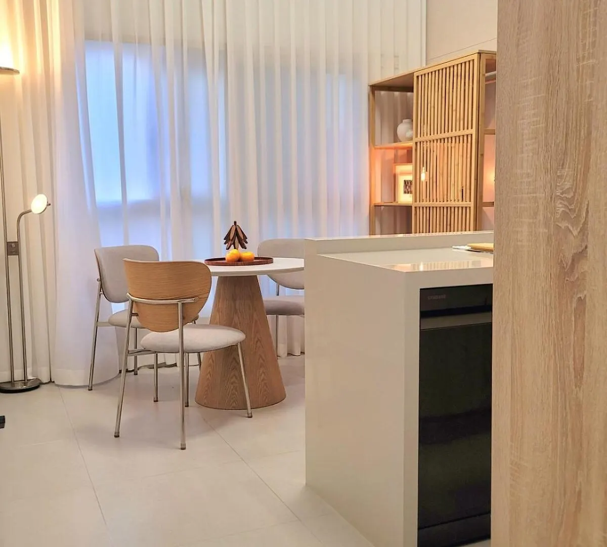 Open Sale Luxury Stay In Hongik Univ Station 3Mins 7Ppl Group Family Trip Luggage Storage Seoul